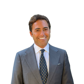 Hombre sonriente en traje elegante